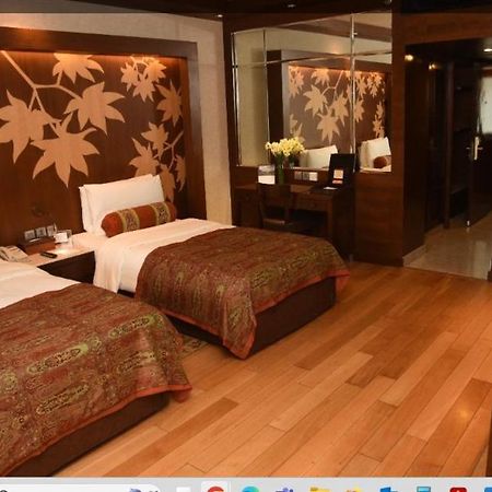 The Lalit Grand Palace Srinagar Exterior photo