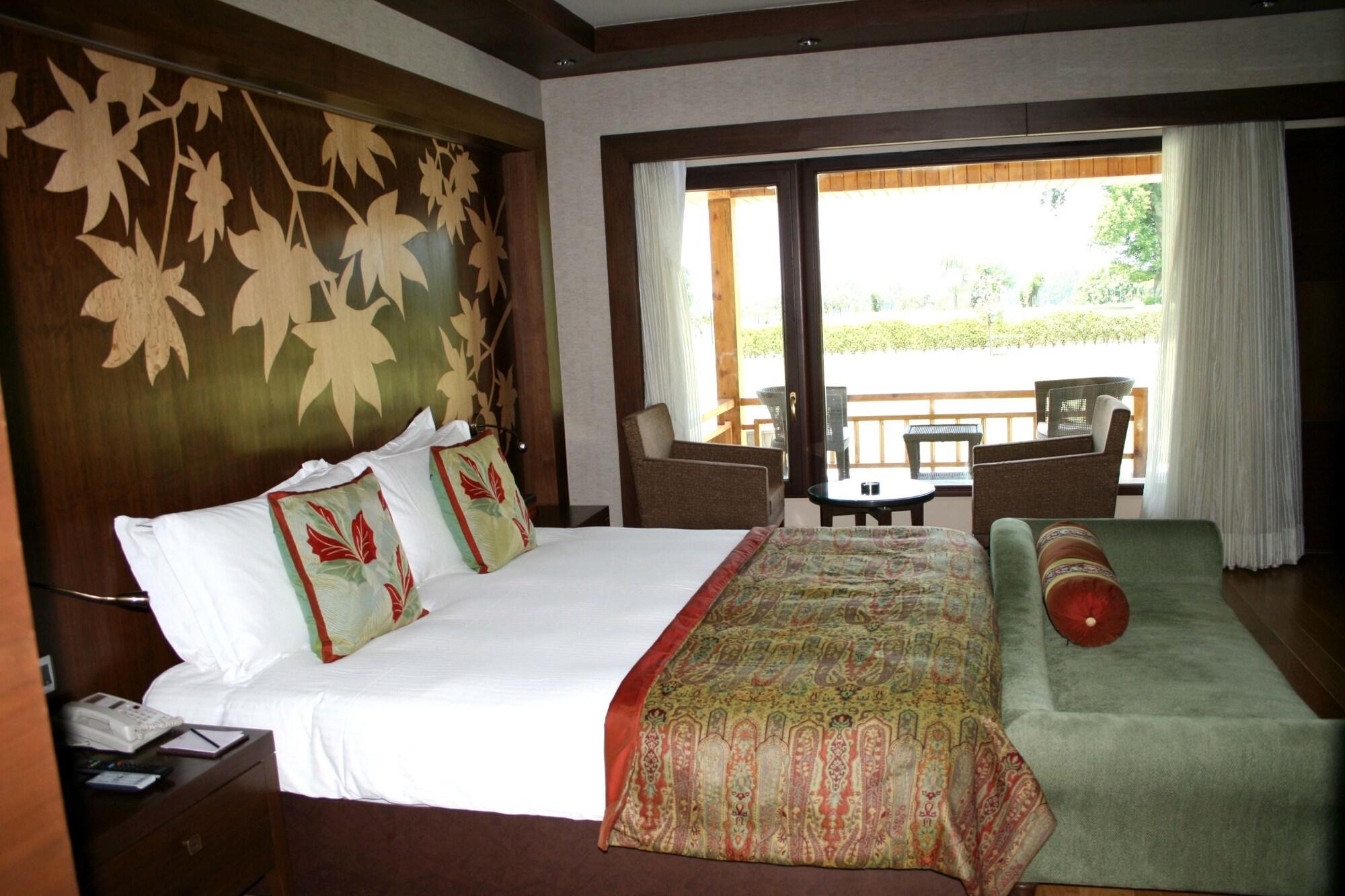 The Lalit Grand Palace Srinagar Exterior photo